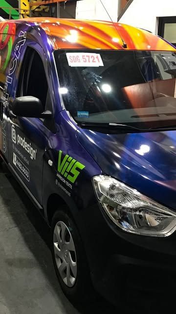 Furgoneta con cambio de color en vinilo degradado — trabajo real de ProDesign