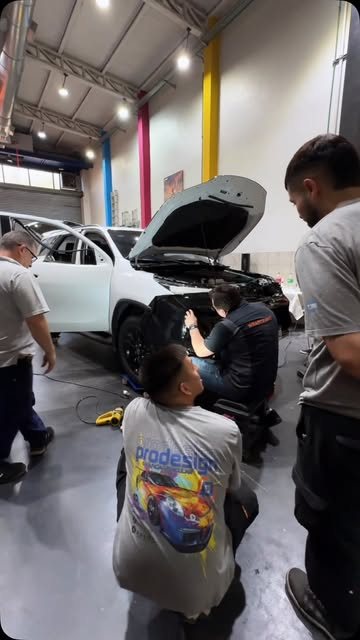 Equipo de ProDesign trabajando sobre un vehículo en el taller